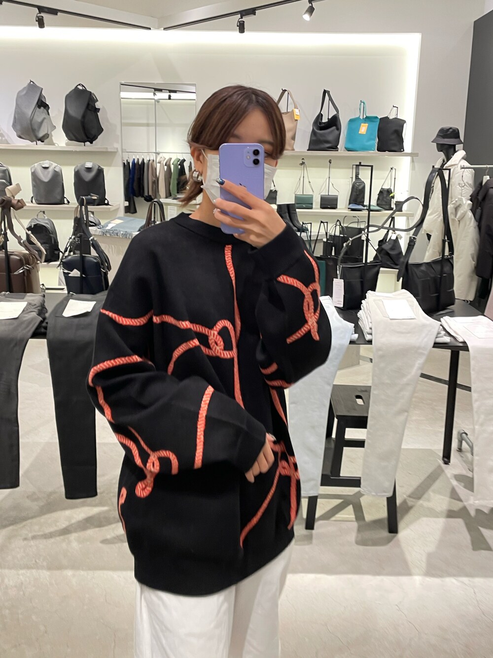 ブラック系のニット/セーター、ホワイト系のその他パンツを着用したレディースの秋コーディネートの3枚目の写真