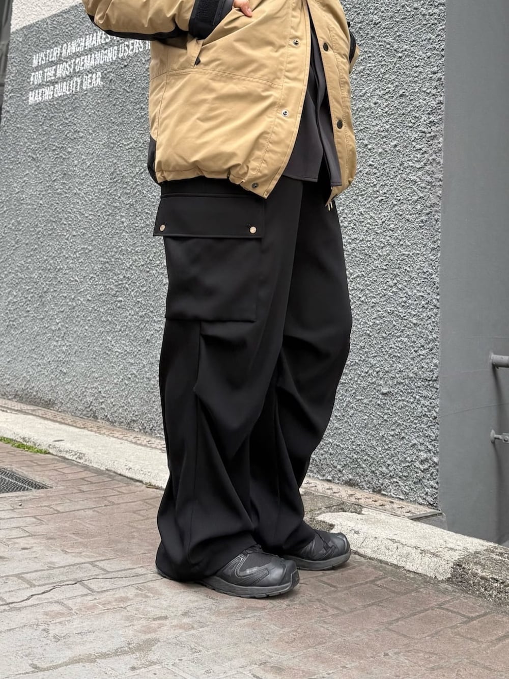 ホワイト系のカーゴパンツ、ブラック系のサングラスを着用したレディースの冬コーディネートの6枚目の写真