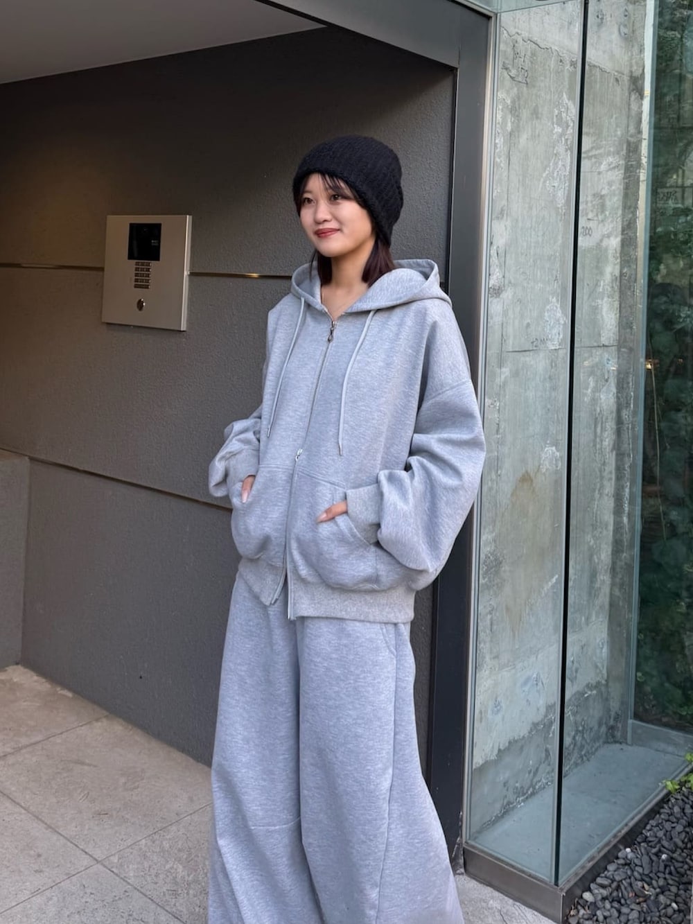 グレー系のその他パンツ、グレー系のパーカーを着用したレディースの冬コーディネートの6枚目の写真