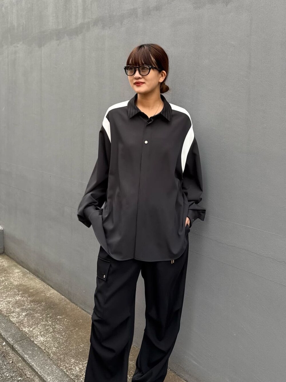 グレー系のシャツ/ブラウス、ホワイト系のカーゴパンツを着用したレディースの冬コーディネートの8枚目の写真