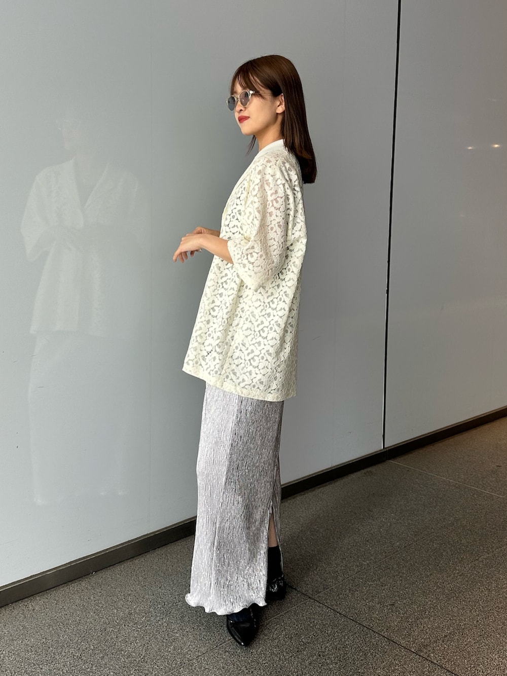 「シンプルコーデ、ルイス(Lui's)、春のNewスタイル、スニーカー、大人カジュアル、レースシャツ、シアートップス、シアー、シアーシャツ、休日スタイル、サングラス、サングラススタイル」｜「Lui'sの【NBNG × Lui's】 レースポロ半袖シャツ（シャツ/ブラウス、ベージュ系）」を使った、mayさん（レディース・164cm）の春コーディネートの3枚目の写真