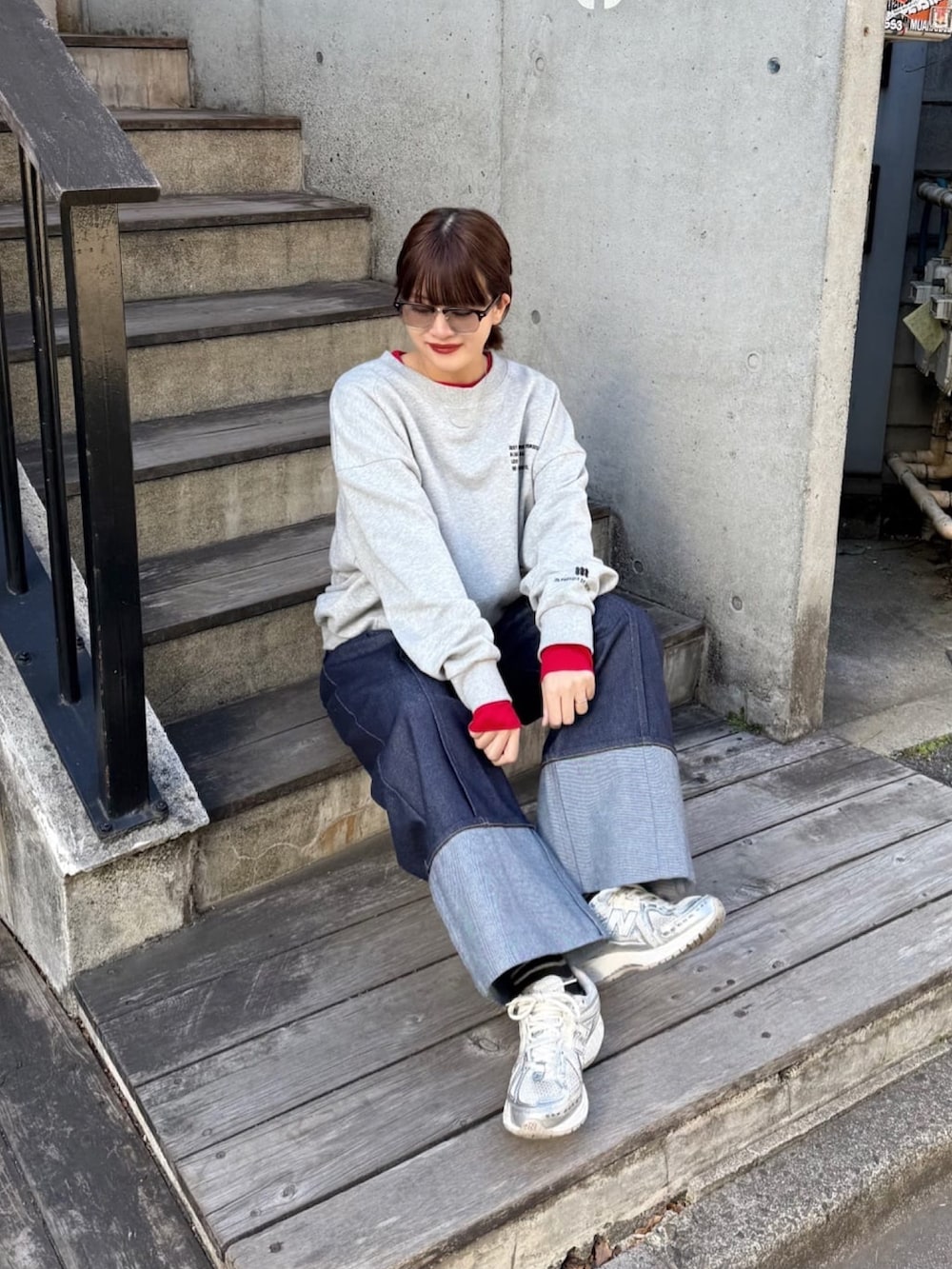 ブルー系のデニムパンツを着用したレディースの冬コーディネートの3枚目の写真