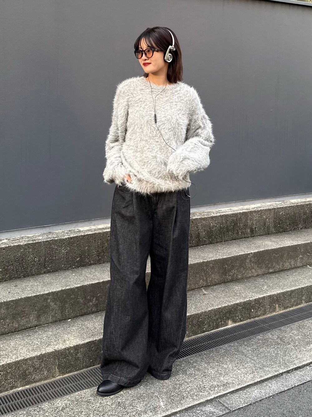 グレー系のニット/セーター、ブラック系のデニムパンツを着用したレディースの秋コーディネートの2枚目の写真