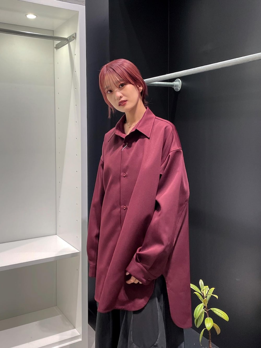 レッド系のシャツ/ブラウス、ブラック系のワンピース、ブラック系のドレスシューズを着用したレディースの秋コーディネートの4枚目の写真