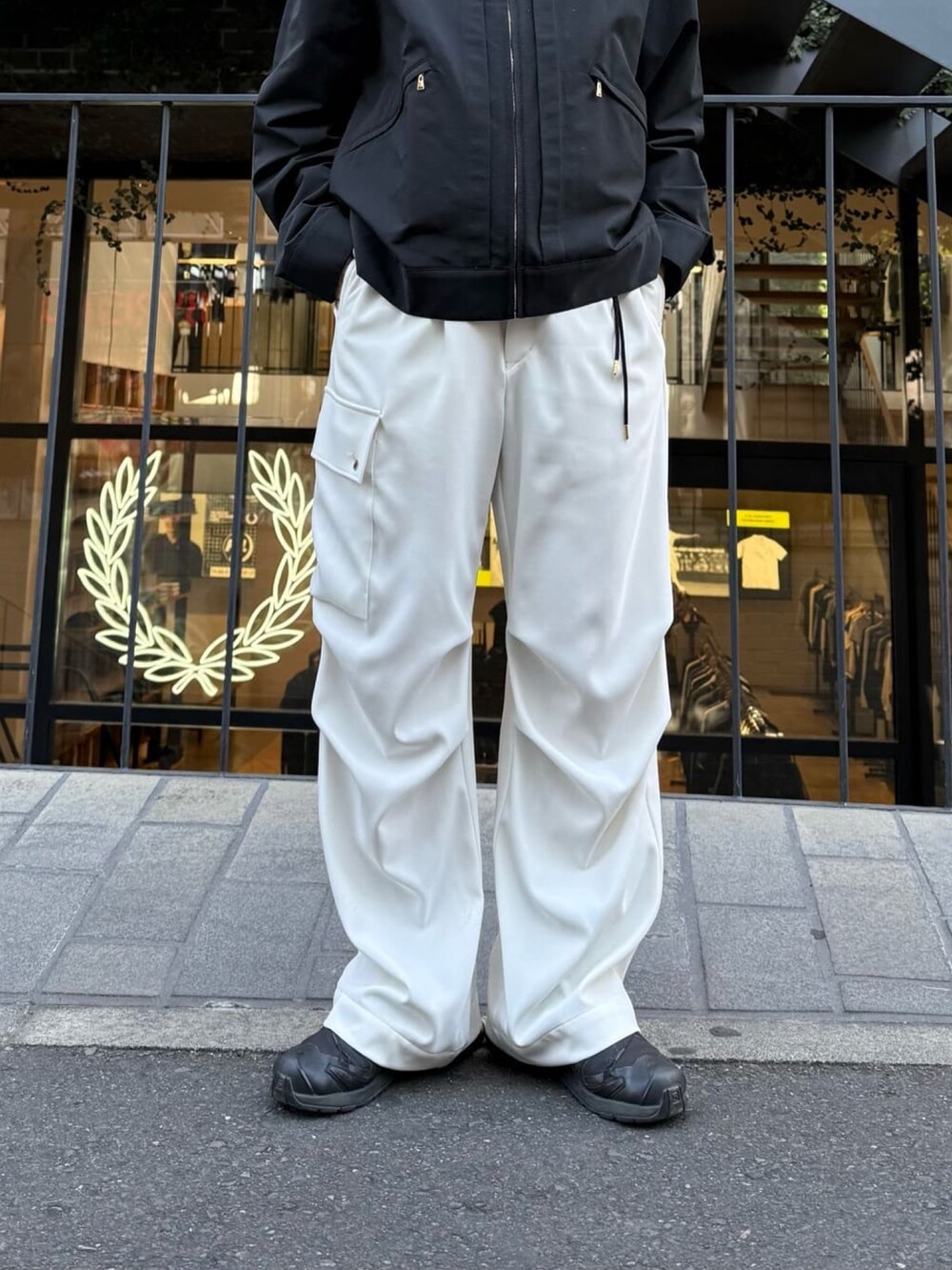 ホワイト系のカーゴパンツ、ブルー系のブルゾンを着用したレディースの冬コーディネートの4枚目の写真