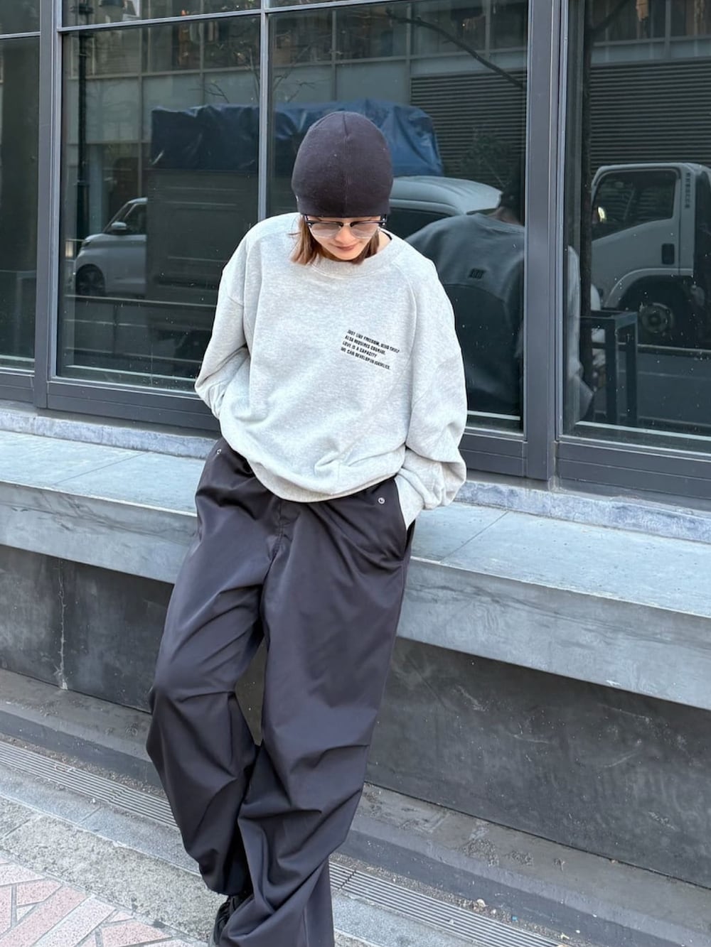 ホワイト系のその他パンツを着用したレディースの冬コーディネートの4枚目の写真