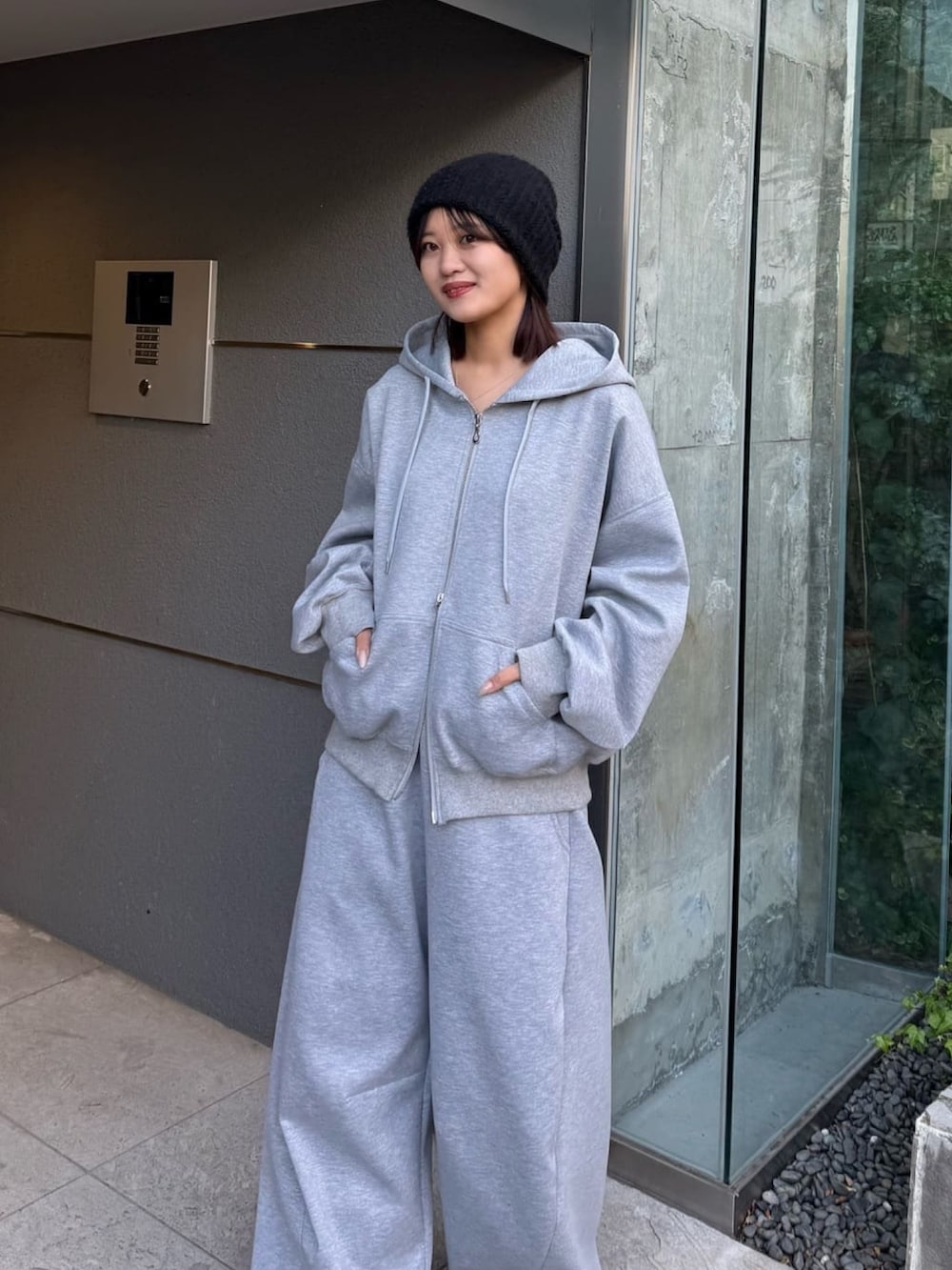 グレー系のその他パンツ、グレー系のパーカーを着用したレディースの冬コーディネートの2枚目の写真