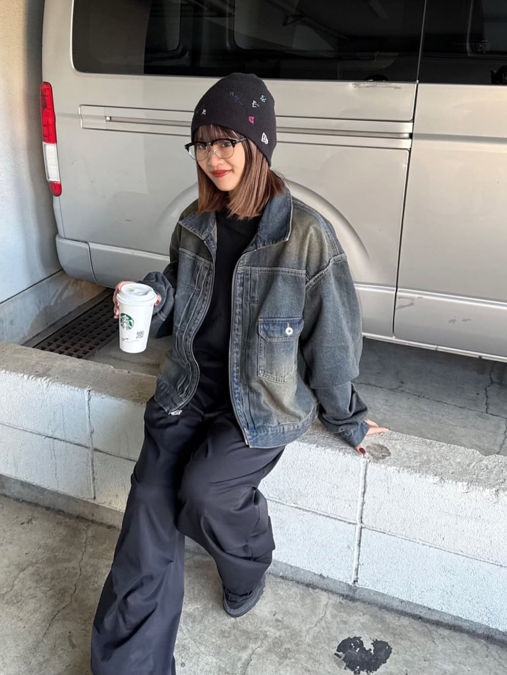 ブルー系のデニムジャケット、ホワイト系のその他パンツを着用したレディースの冬コーディネートの3枚目の写真