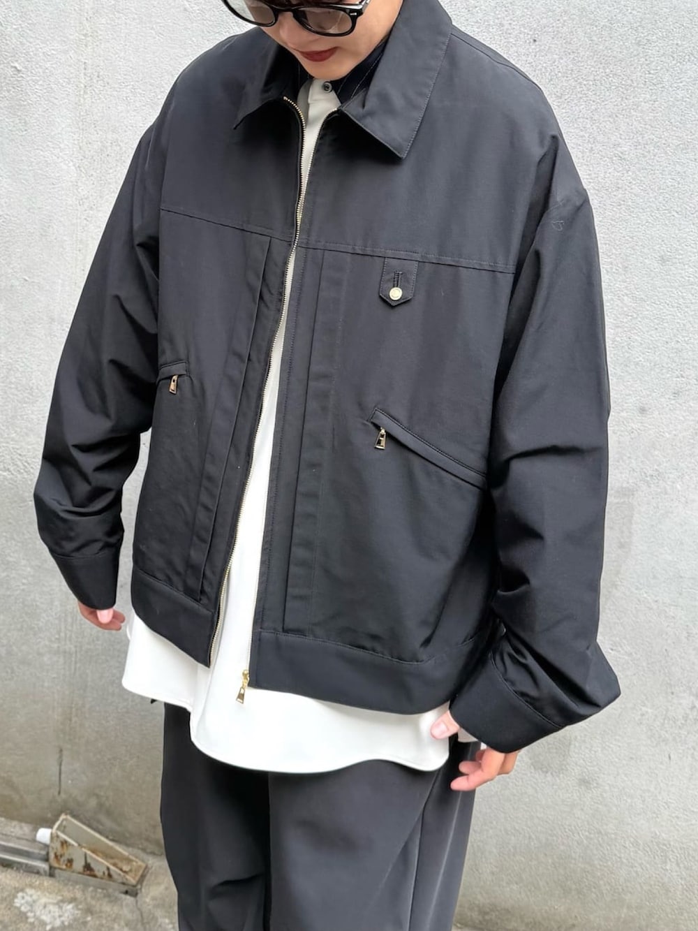 ブルー系のブルゾン、ホワイト系のカーゴパンツ、グレー系のシャツ/ブラウスを着用したレディースの冬コーディネートの6枚目の写真