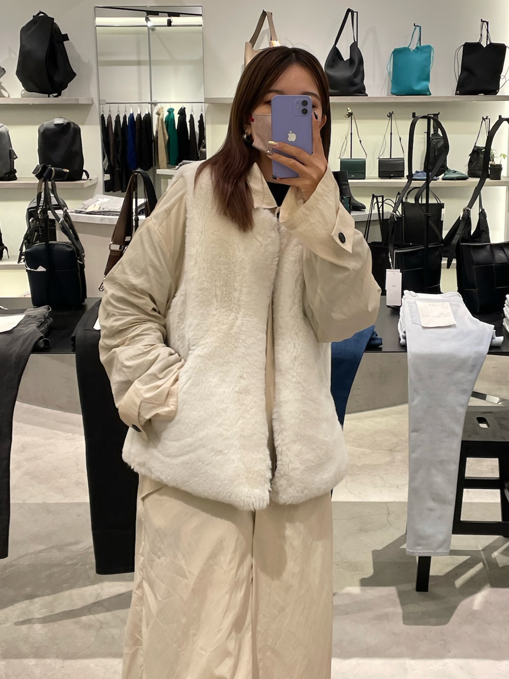 ホワイト系のトレンチコート、ホワイト系のその他アウターを着用したレディースの秋コーディネートの2枚目の写真