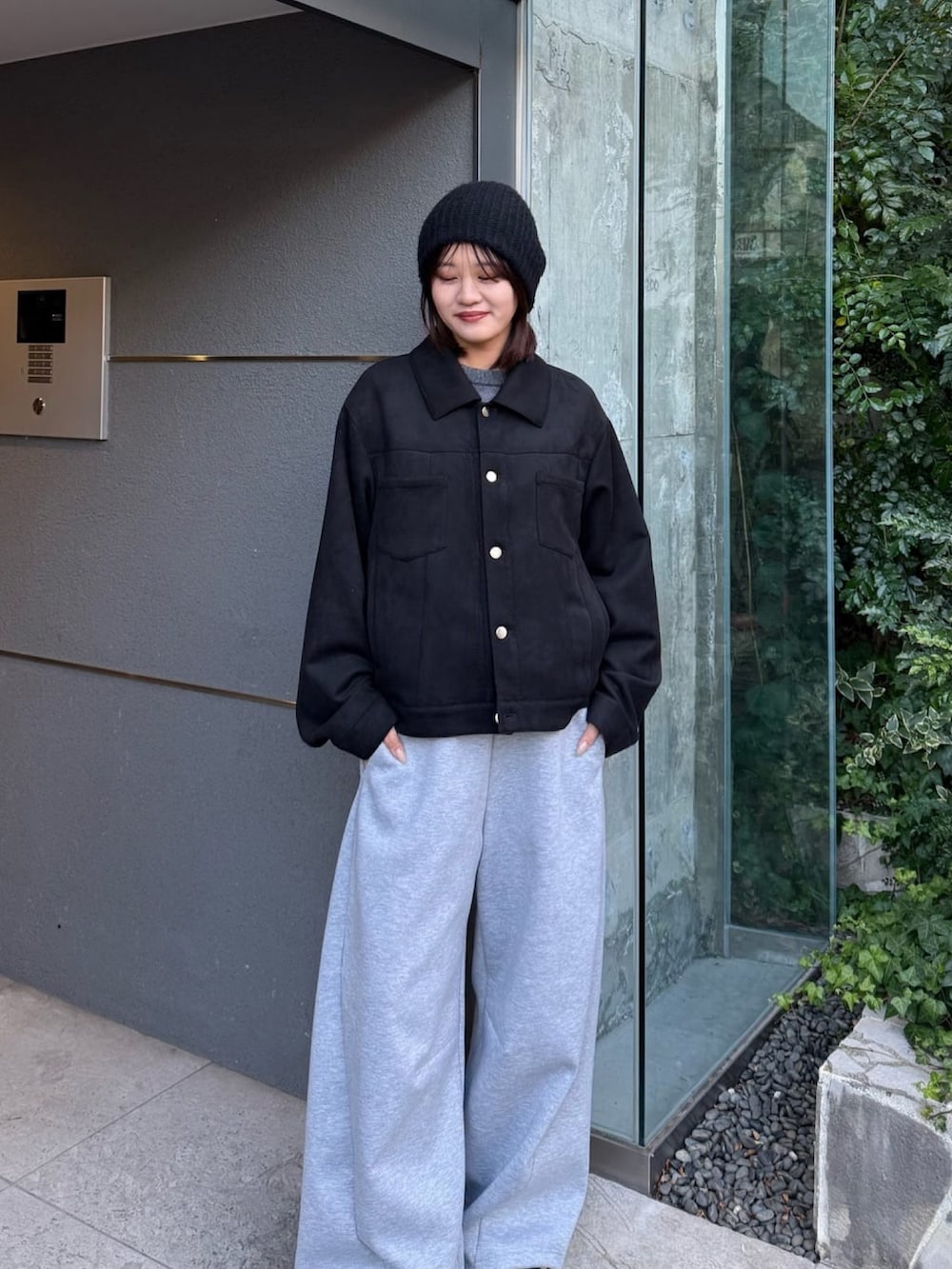 グレー系のその他パンツ、ブラック系のブルゾンを着用したレディースの冬コーディネートの4枚目の写真