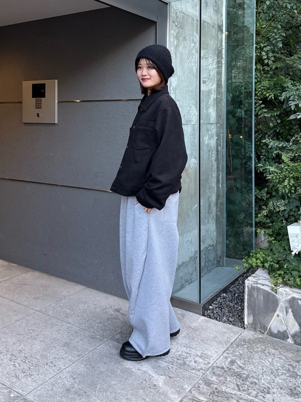 グレー系のその他パンツ、ブラック系のブルゾンを着用したレディースの冬コーディネートの3枚目の写真