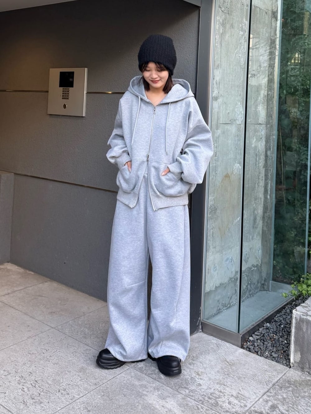 グレー系のその他パンツ、グレー系のパーカーを着用したレディースの冬コーディネートの8枚目の写真