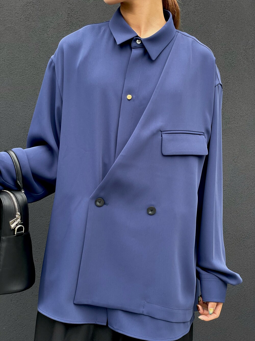 ブルー系のシャツ/ブラウス、ブラック系のショルダーバッグ、ブラック系のスラックスを着用したレディースの夏コーディネートの5枚目の写真