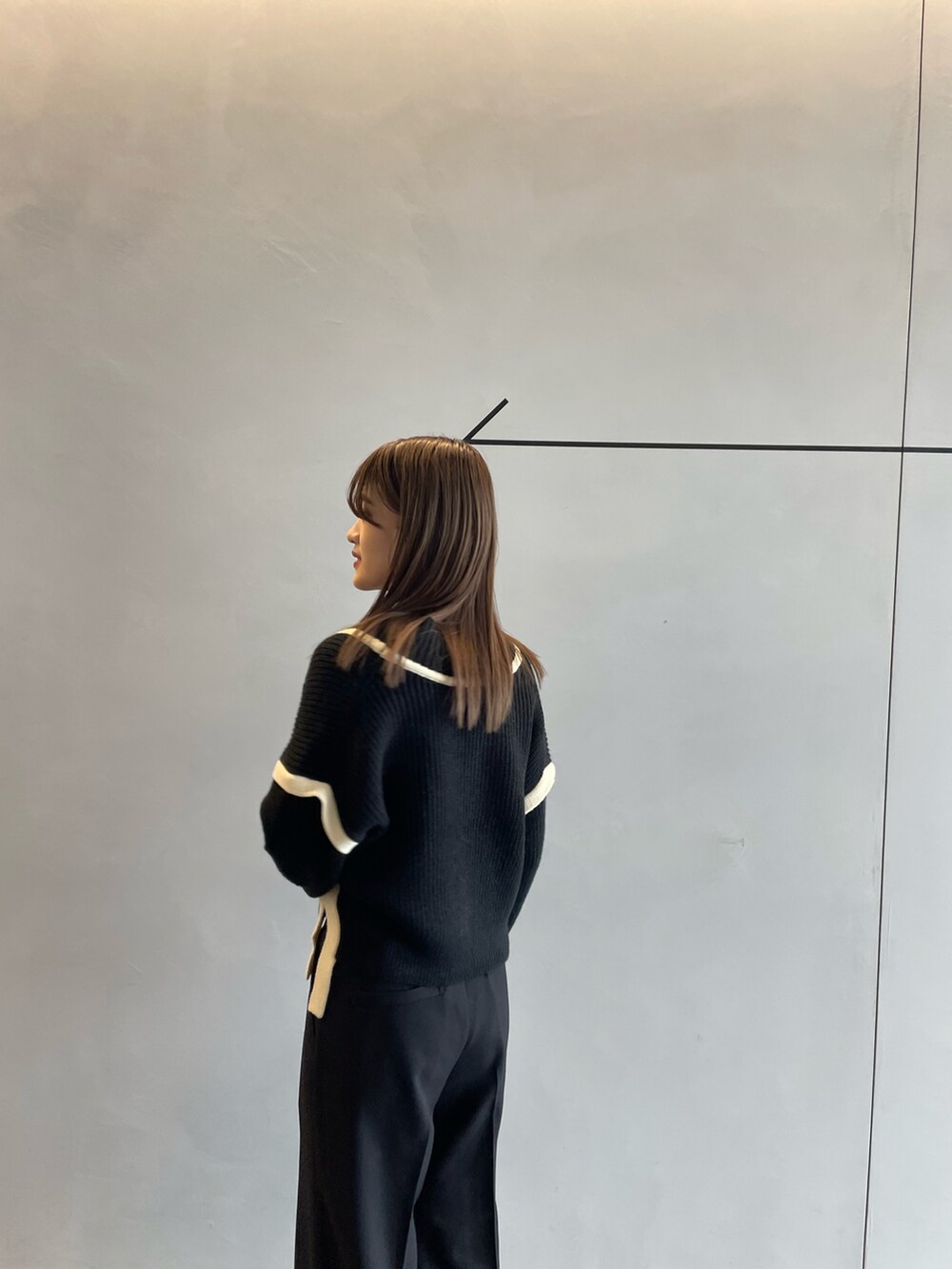 ブラック系のカーディガン/ボレロ、ブラック系のその他パンツ、ホワイト系のキャミソールを着用したレディースの秋コーディネートの4枚目の写真