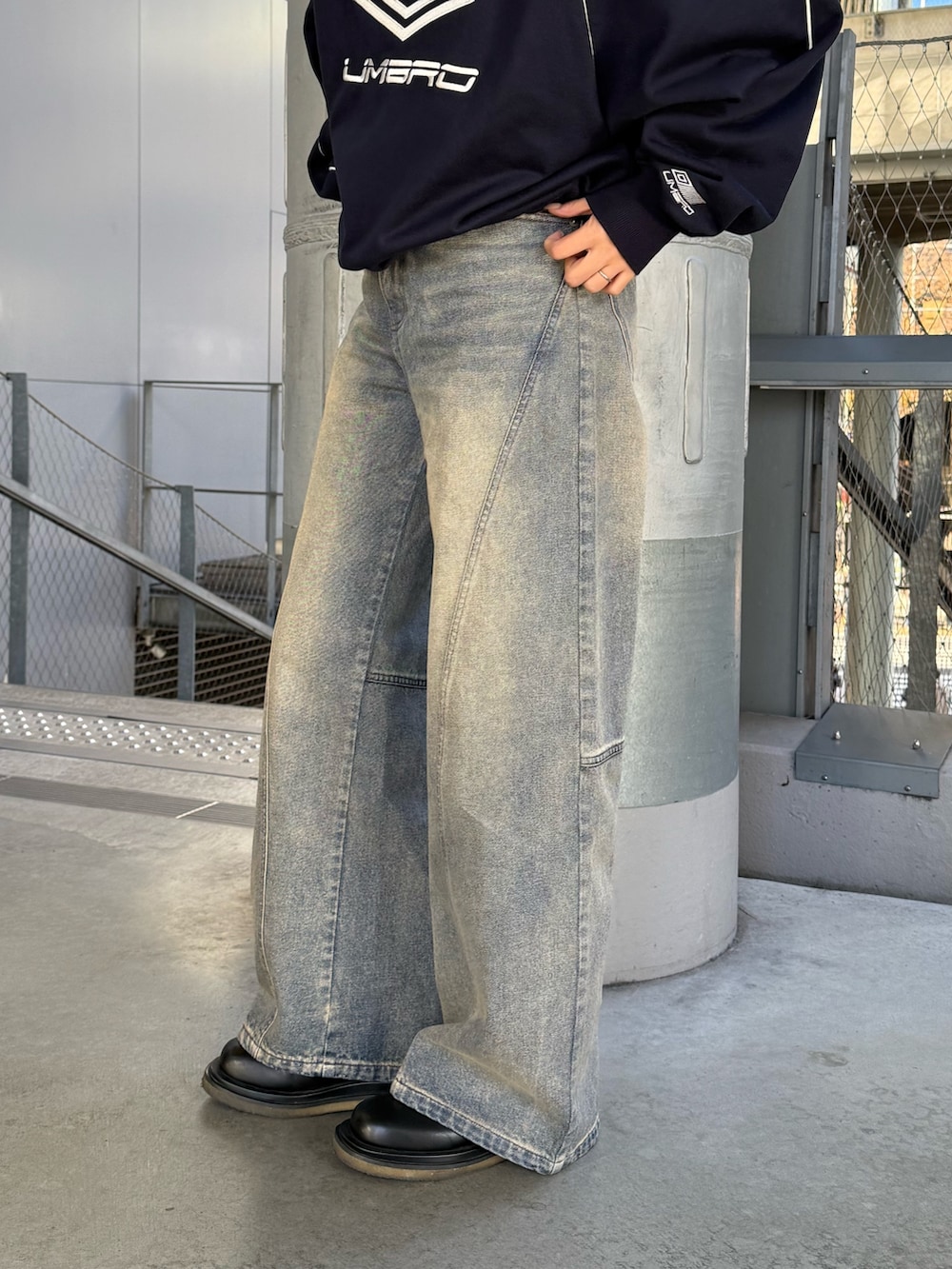 ブルー系のデニムパンツ、ブルー系のスウェット、ブラック系のサングラスを着用したレディースの冬コーディネートの7枚目の写真