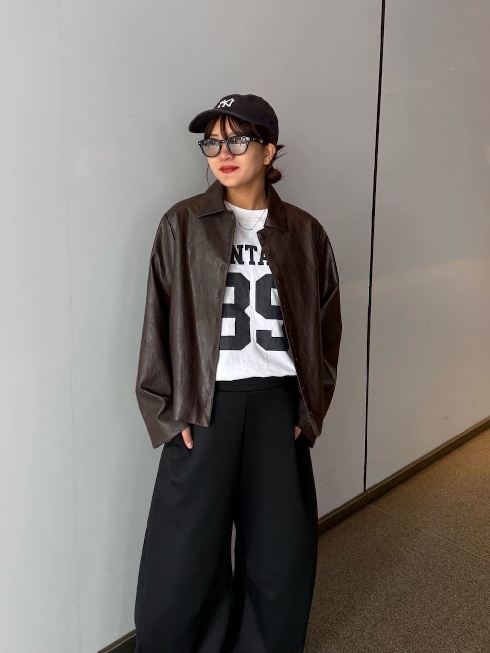 グレー系のその他パンツ、ブラウン系のテーラードジャケット、ブラック系のサングラスを着用したレディースの春コーディネートの4枚目の写真