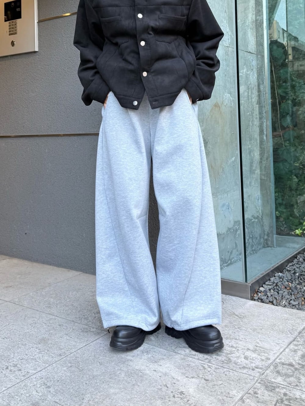 グレー系のその他パンツ、ブラック系のブルゾンを着用したレディースの冬コーディネートの2枚目の写真