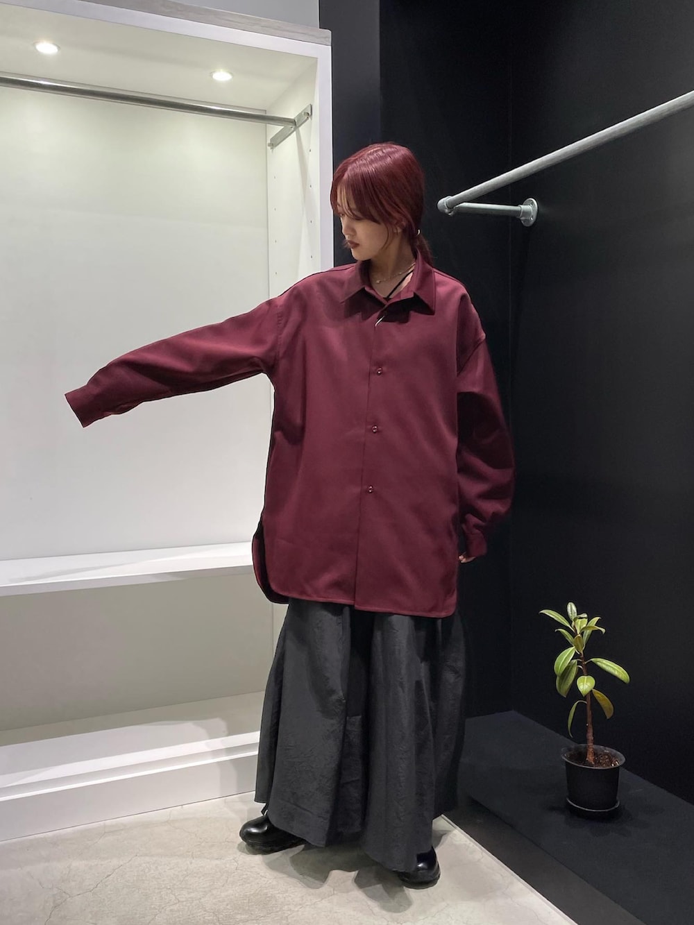 レッド系のシャツ/ブラウス、ブラック系のワンピース、ブラック系のドレスシューズを着用したレディースの秋コーディネートの2枚目の写真