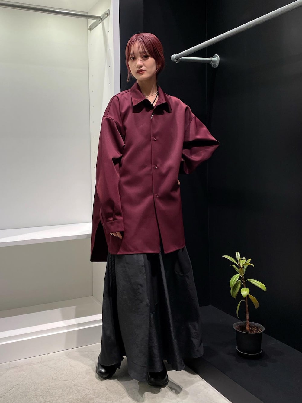 レッド系のシャツ/ブラウス、ブラック系のワンピース、ブラック系のドレスシューズを着用したレディースの秋コーディネートの5枚目の写真