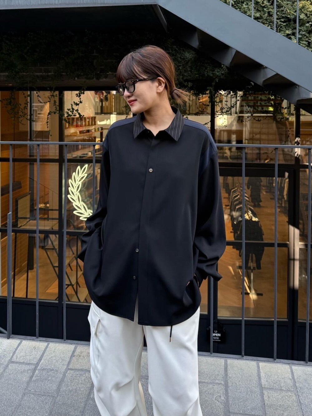 グレー系のシャツ/ブラウス、ホワイト系のカーゴパンツを着用したレディースの冬コーディネートの4枚目の写真