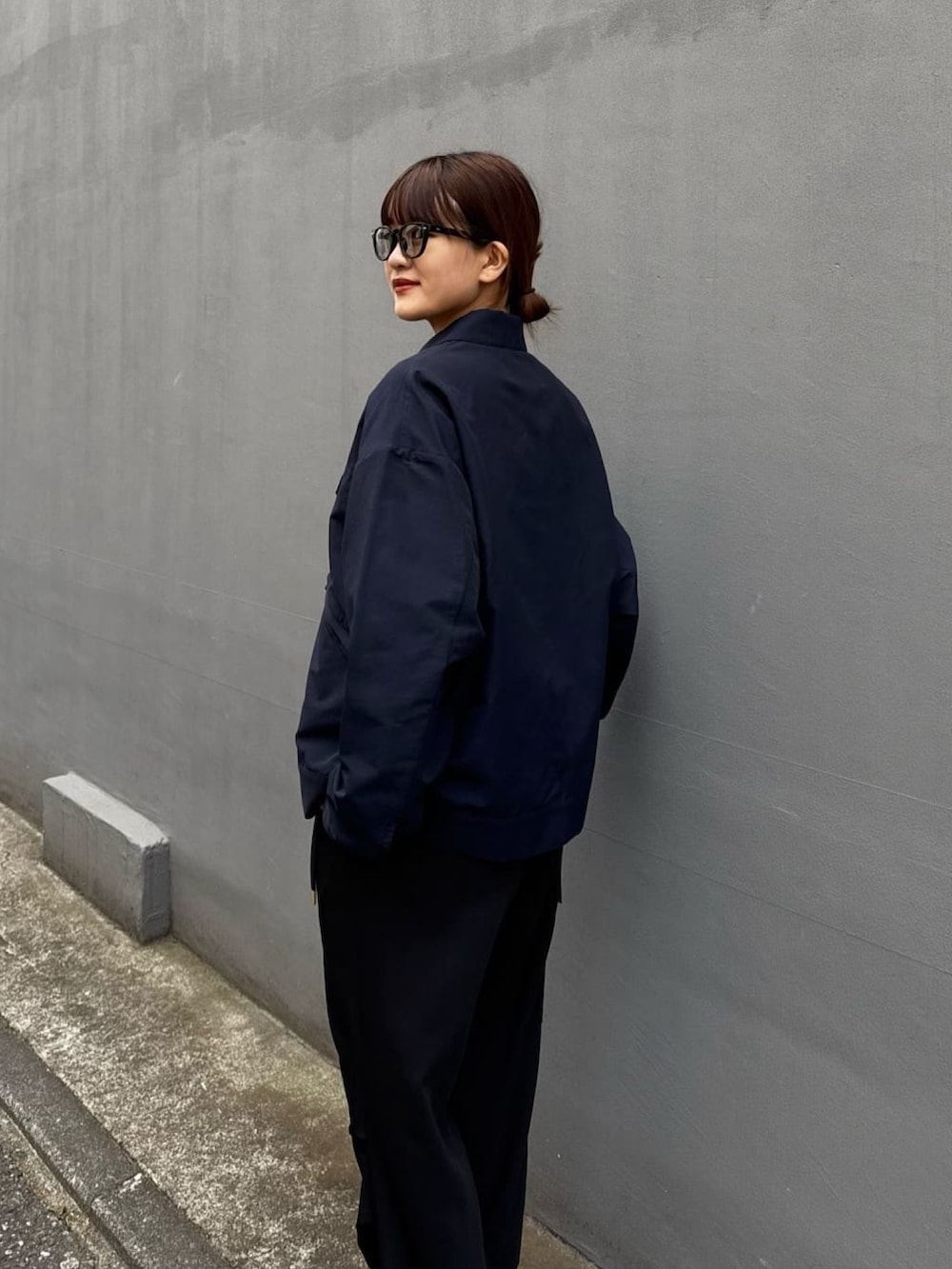 ブルー系のブルゾン、ホワイト系のカーゴパンツを着用したレディースの冬コーディネートの8枚目の写真