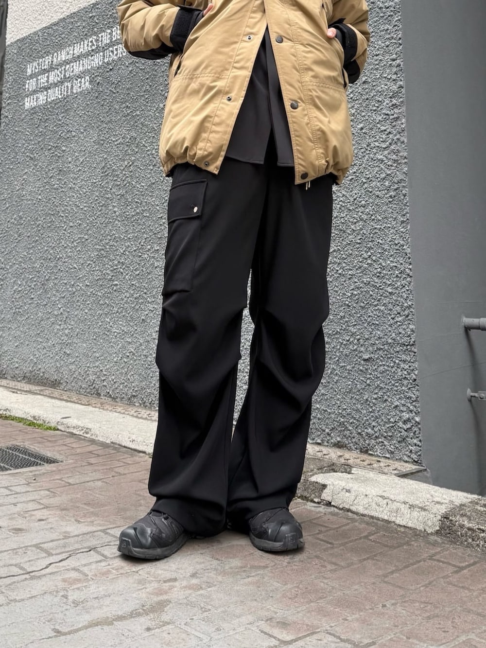 ホワイト系のカーゴパンツ、ブラック系のサングラスを着用したレディースの冬コーディネートの3枚目の写真