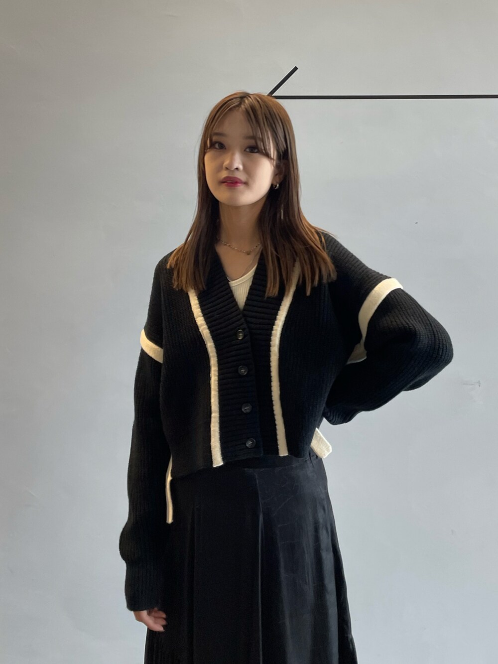 「秋冬コーデ、秋ルック紹介するよ、秋服、休日スタイル、ラクチンコーデ、カラーコーデ、ブラックコーデ、カーディガン、カーディガンコーデ、カジュアルガーリー、luisfemme、Luis、カジュアルコーデ、高身長コーデ、モノトーンコーデ」｜「Lui'sの配色テープデザインショートカーディガン（カーディガン/ボレロ、ブラック系）」を使った、mayさん（レディース・164cm）の秋コーディネートの4枚目の写真