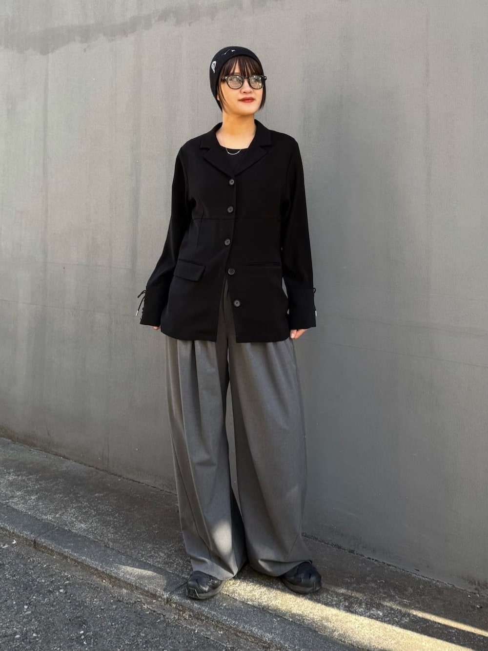 グレー系のスラックス、ブラック系のシャツ/ブラウスを着用したレディースの冬コーディネートの3枚目の写真