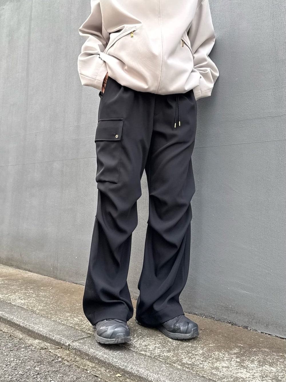 グレー系のブルゾン、ホワイト系のカーゴパンツを着用したレディースの冬コーディネートの8枚目の写真