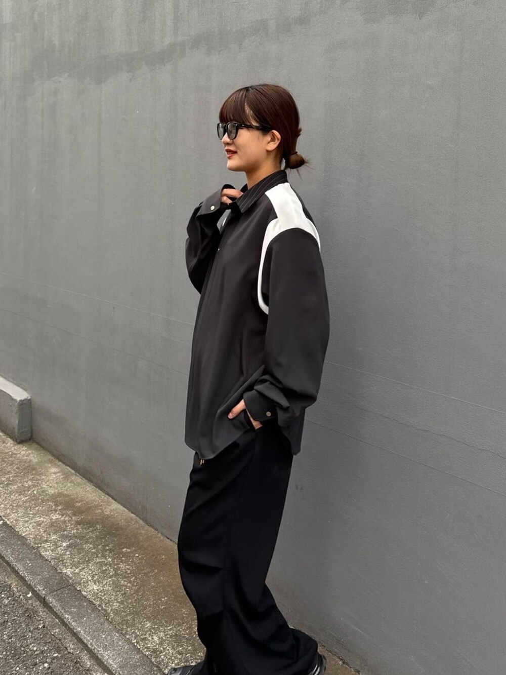 グレー系のシャツ/ブラウス、ホワイト系のカーゴパンツを着用したレディースの冬コーディネートの6枚目の写真