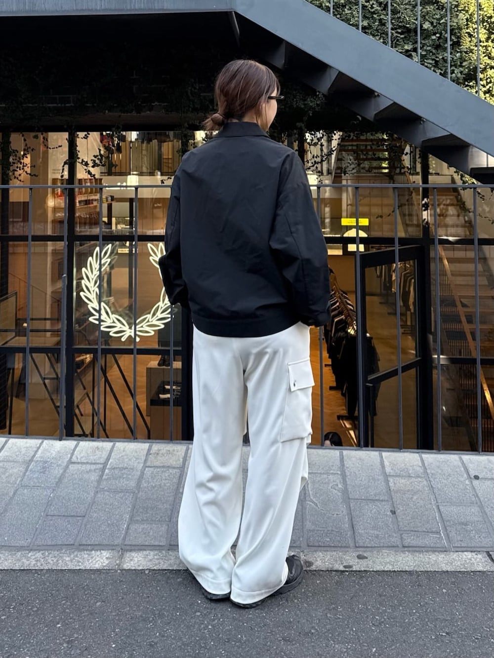 ホワイト系のカーゴパンツ、ブルー系のブルゾンを着用したレディースの冬コーディネートの2枚目の写真