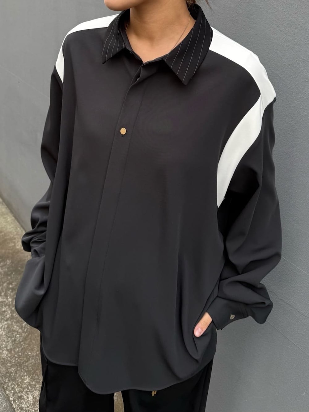 グレー系のシャツ/ブラウス、ホワイト系のカーゴパンツを着用したレディースの冬コーディネートの3枚目の写真