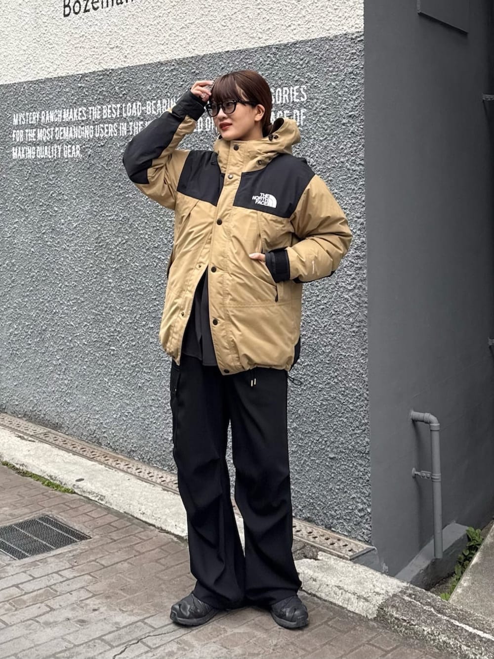 ホワイト系のカーゴパンツ、ブラック系のサングラスを着用したレディースの冬コーディネートの2枚目の写真