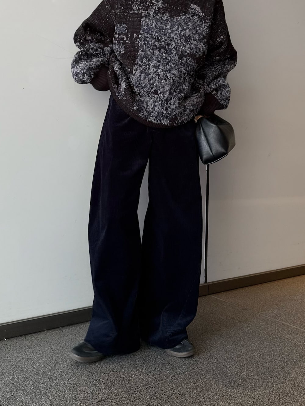 ブラック系のニット/セーター、ブラック系のトートバッグ、ブルー系のその他パンツを着用したレディースの秋コーディネートの7枚目の写真