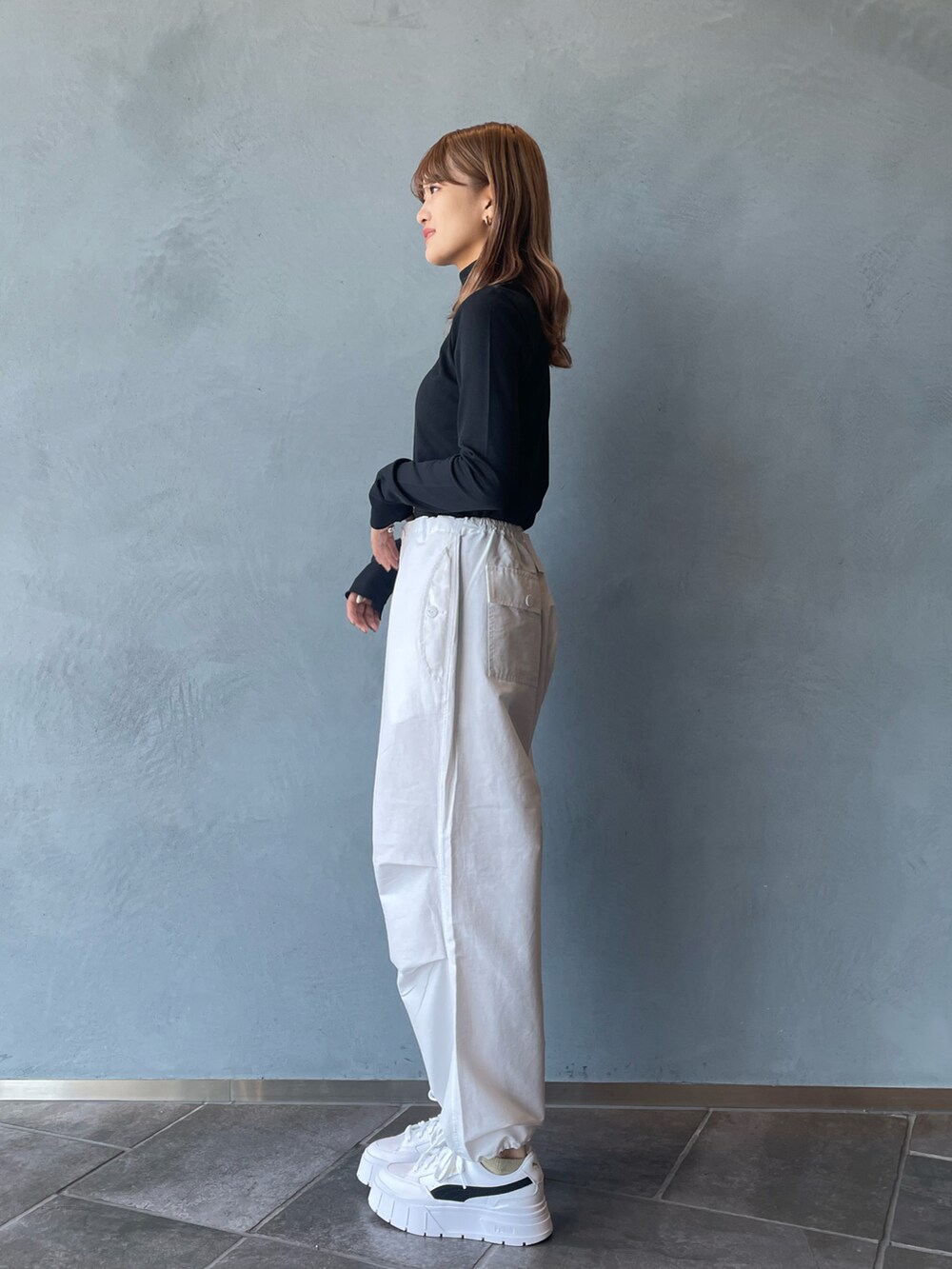 ブラック系のTシャツ/カットソー、ホワイト系のスニーカーを着用したレディースの夏コーディネートの2枚目の写真