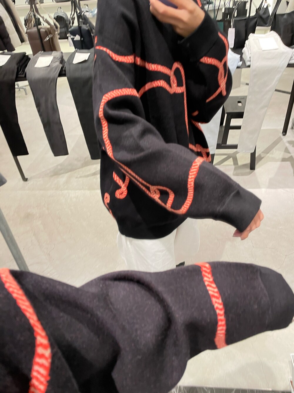 ブラック系のニット/セーター、ホワイト系のその他パンツを着用したレディースの秋コーディネートの2枚目の写真