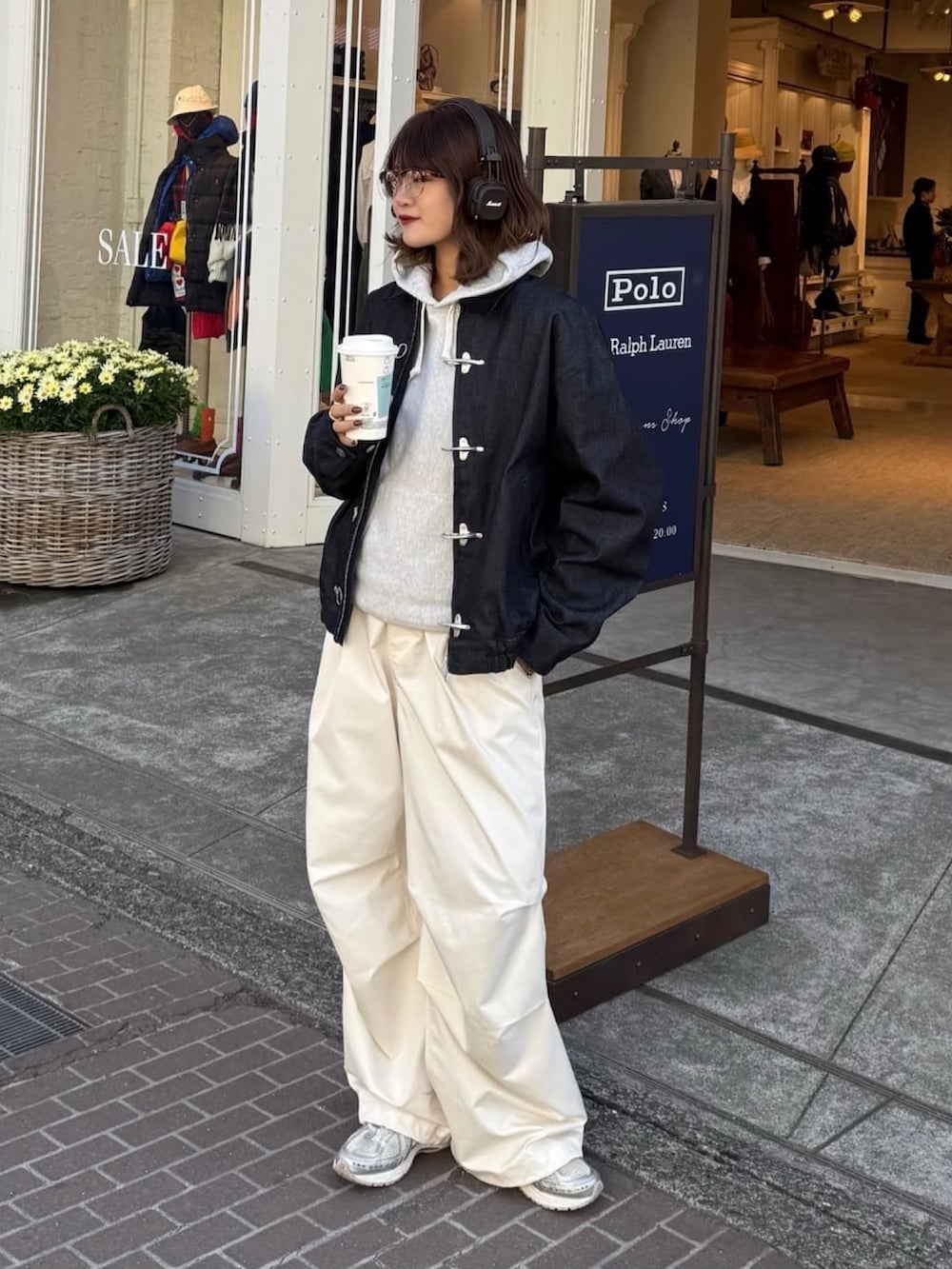 ブルー系のブルゾン、ホワイト系のその他パンツを着用したレディースの冬コーディネートの3枚目の写真