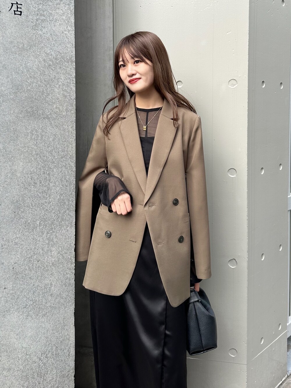 「シアートップス、春服、春カラー、大人女子、おでかけコーデ、きれいめコーディネート、おしゃれさんと繋がりたい、骨格ウェーブ、ジャケット、ジャケットスタイル、オケージョンスタイル、オケージョン、ルイス(Lui's)」｜「Lui'sの2WAYスリーブストレッチツイルオーバーダブルジャケット（テーラードジャケット、ブラック系）」を使った、mayさん（レディース・164cm）の春コーディネートの2枚目の写真