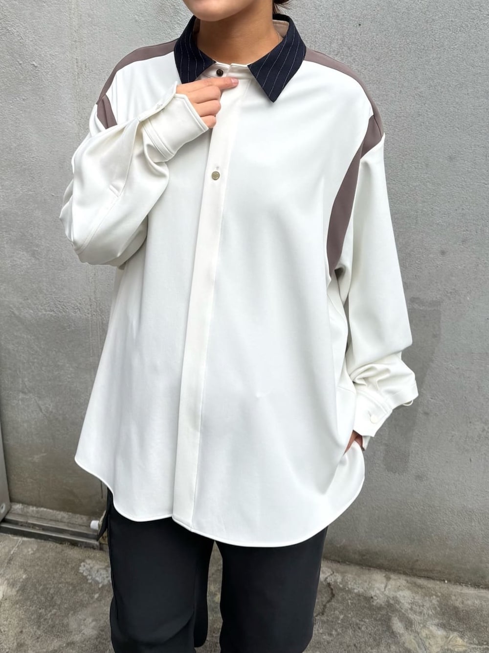 グレー系のシャツ/ブラウス、ホワイト系のカーゴパンツを着用したレディースの冬コーディネートの2枚目の写真