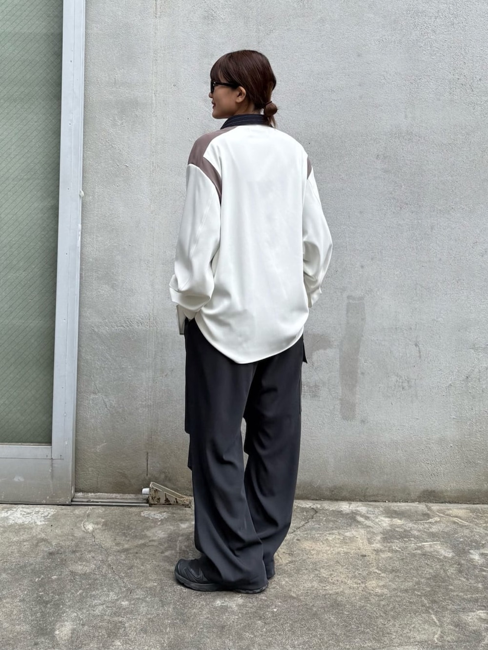 グレー系のシャツ/ブラウス、ホワイト系のカーゴパンツを着用したレディースの冬コーディネートの5枚目の写真