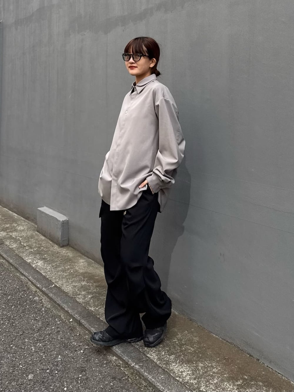 グレー系のシャツ/ブラウス、ホワイト系のカーゴパンツを着用したレディースの冬コーディネートの8枚目の写真