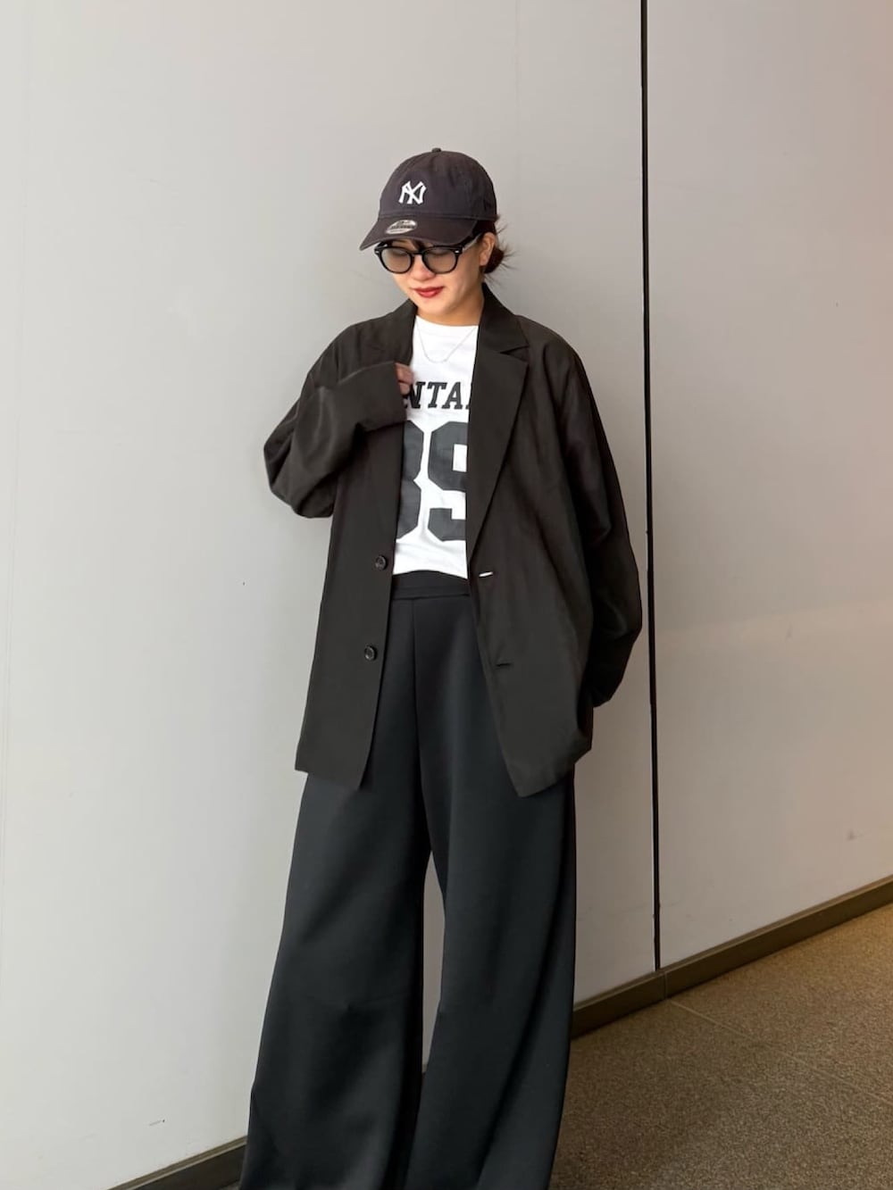 グレー系のその他パンツ、ブラック系のシャツ/ブラウス、ブラック系のサングラスを着用したレディースの春コーディネートの6枚目の写真