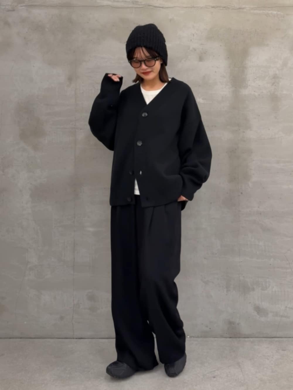 ブラック系のカーディガン/ボレロ、ブラック系のスラックスを着用したレディースの秋コーディネートの4枚目の写真