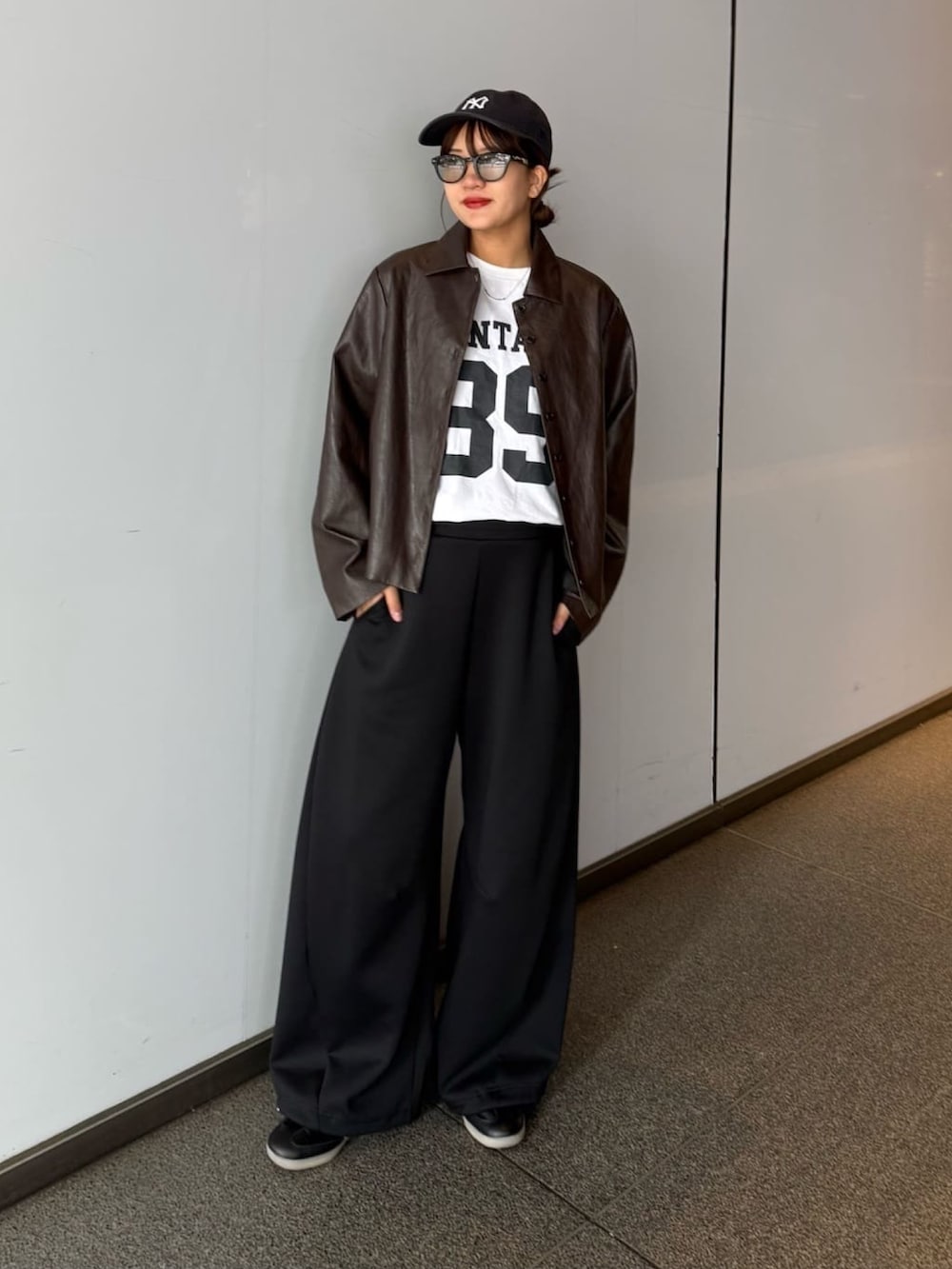 グレー系のその他パンツ、ブラウン系のテーラードジャケット、ブラック系のサングラスを着用したレディースの春コーディネートの3枚目の写真