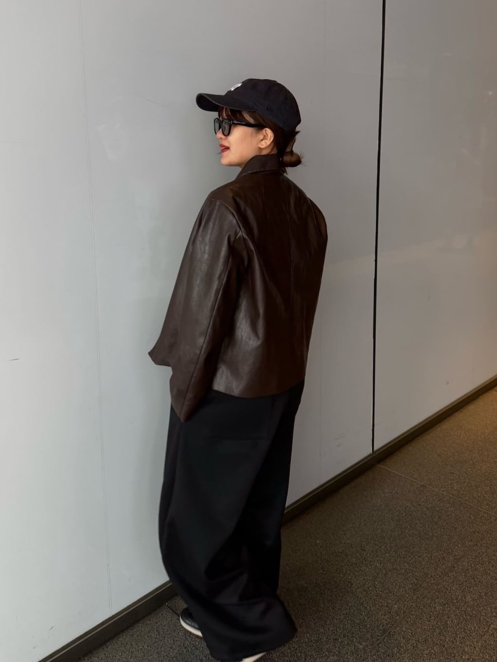 グレー系のその他パンツ、ブラウン系のテーラードジャケット、ブラック系のサングラスを着用したレディースの春コーディネートの5枚目の写真