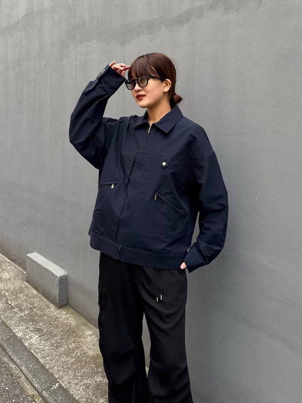 ブルー系のブルゾン、ホワイト系のカーゴパンツを着用したレディースの冬コーディネートの7枚目の写真