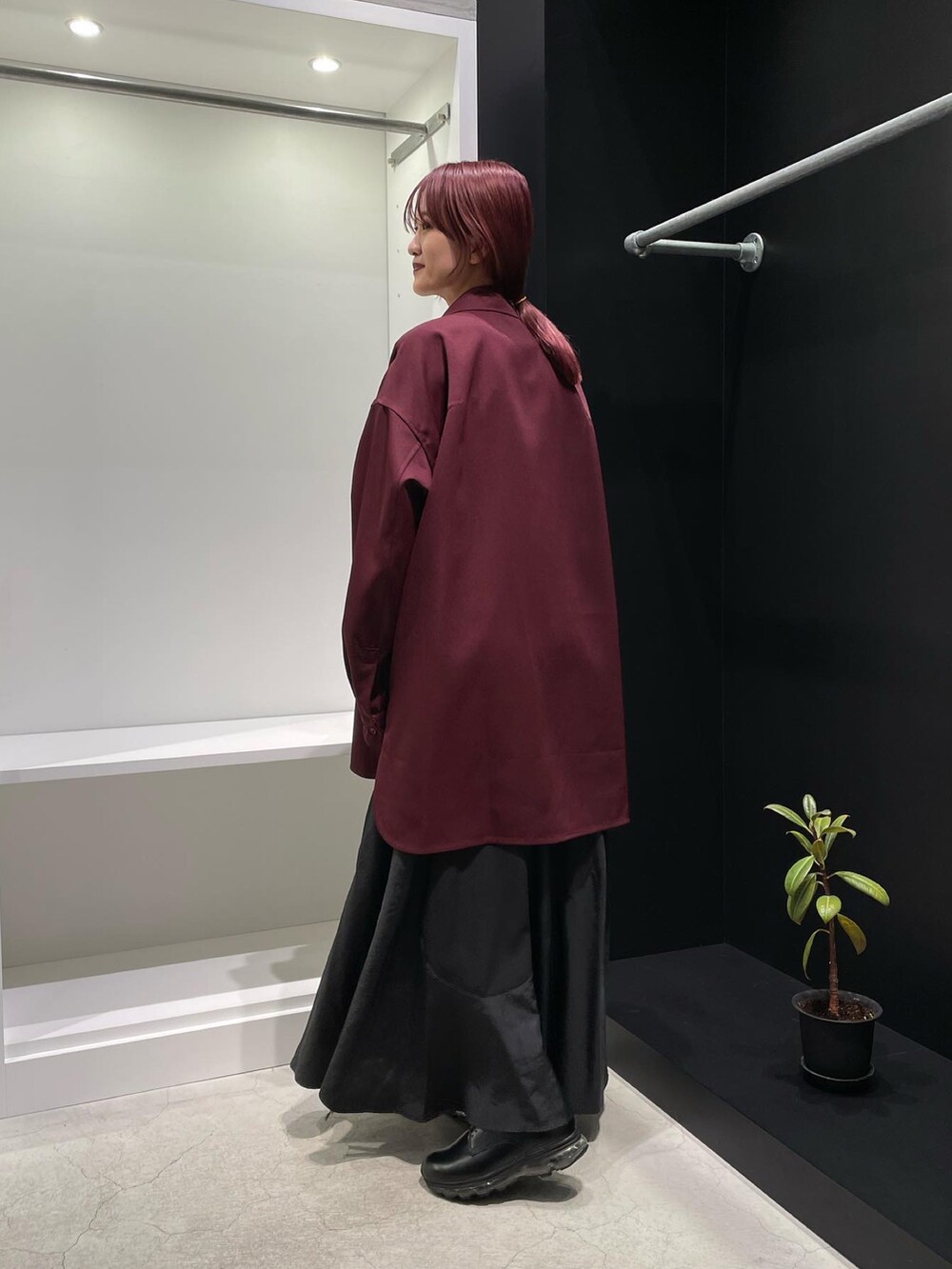 レッド系のシャツ/ブラウス、ブラック系のワンピース、ブラック系のドレスシューズを着用したレディースの秋コーディネートの3枚目の写真