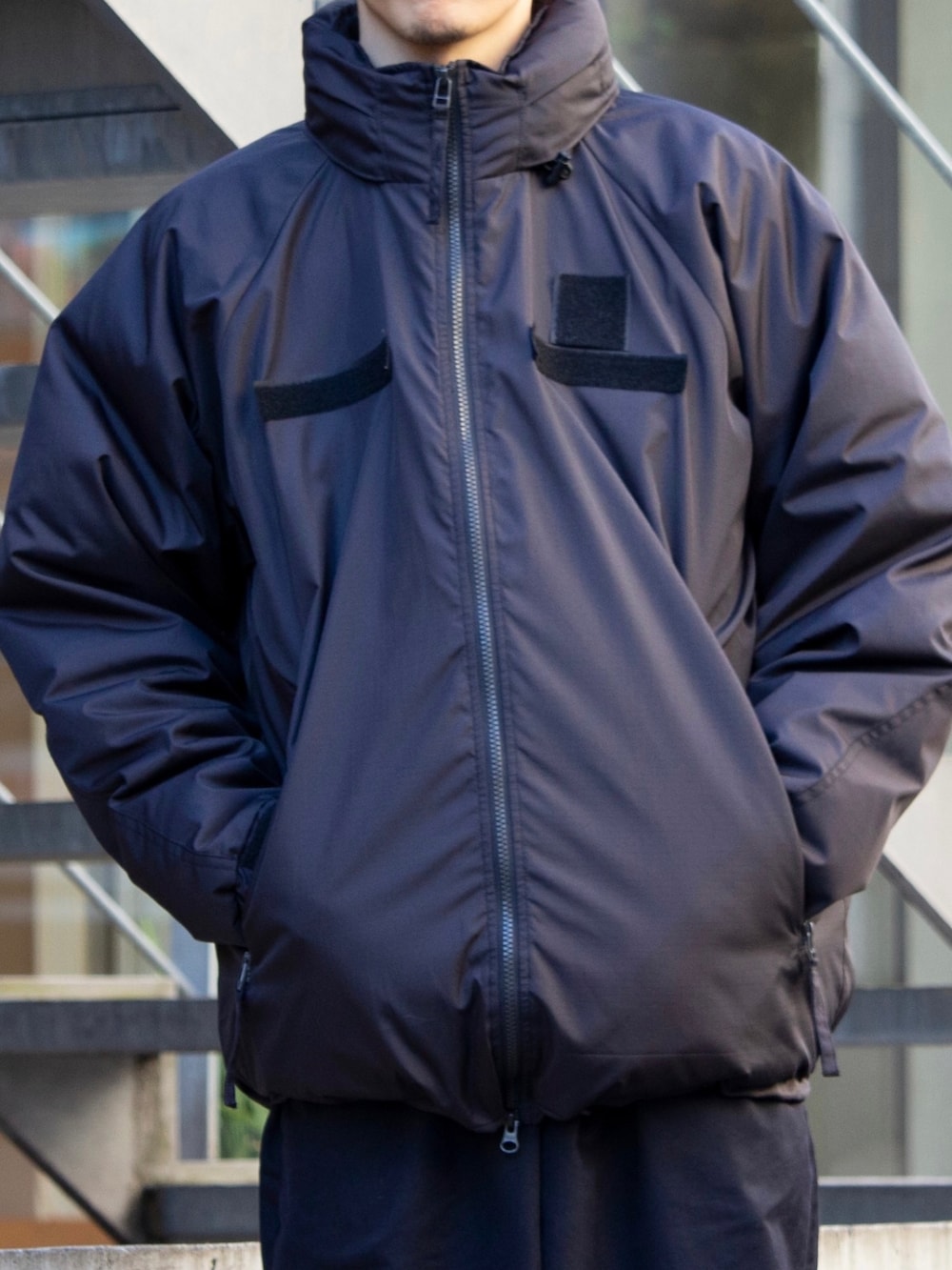 ブラック系のダウンジャケット/コート、イエロー系のシャツ/ブラウスを着用したメンズの秋コーディネートの3枚目の写真