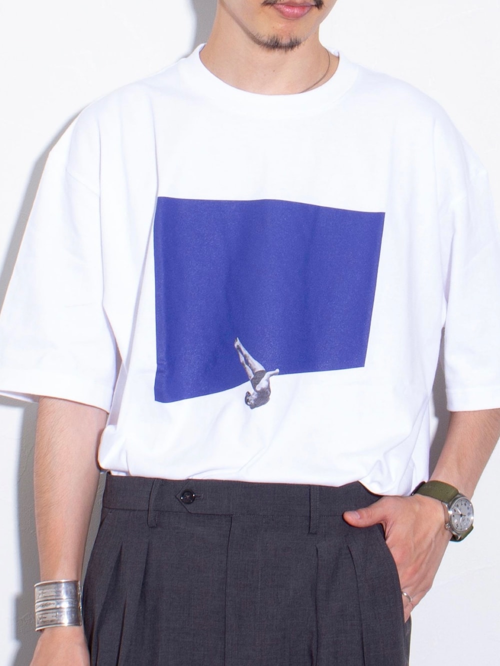 「ビッグシルエット、スラックス、みんなの白Tフェス、タックイン、夏コーデ、夏だ！Tシャツ着よう！、スニーカー、ロゴT、きれいめカジュアル、フェススタイル、大人カジュアル、休日コーデ、メンズコーデ、白Tシャツ、シンプルコーデ」｜「GLOSTERの【RICHARD VERGEZ/リチャード・ヴェルゲス】コラージュアートTシャツ（Tシャツ/カットソー、ホワイト系）」を使った、須山さん（メンズ・177cm）の夏コーディネートの2枚目の写真